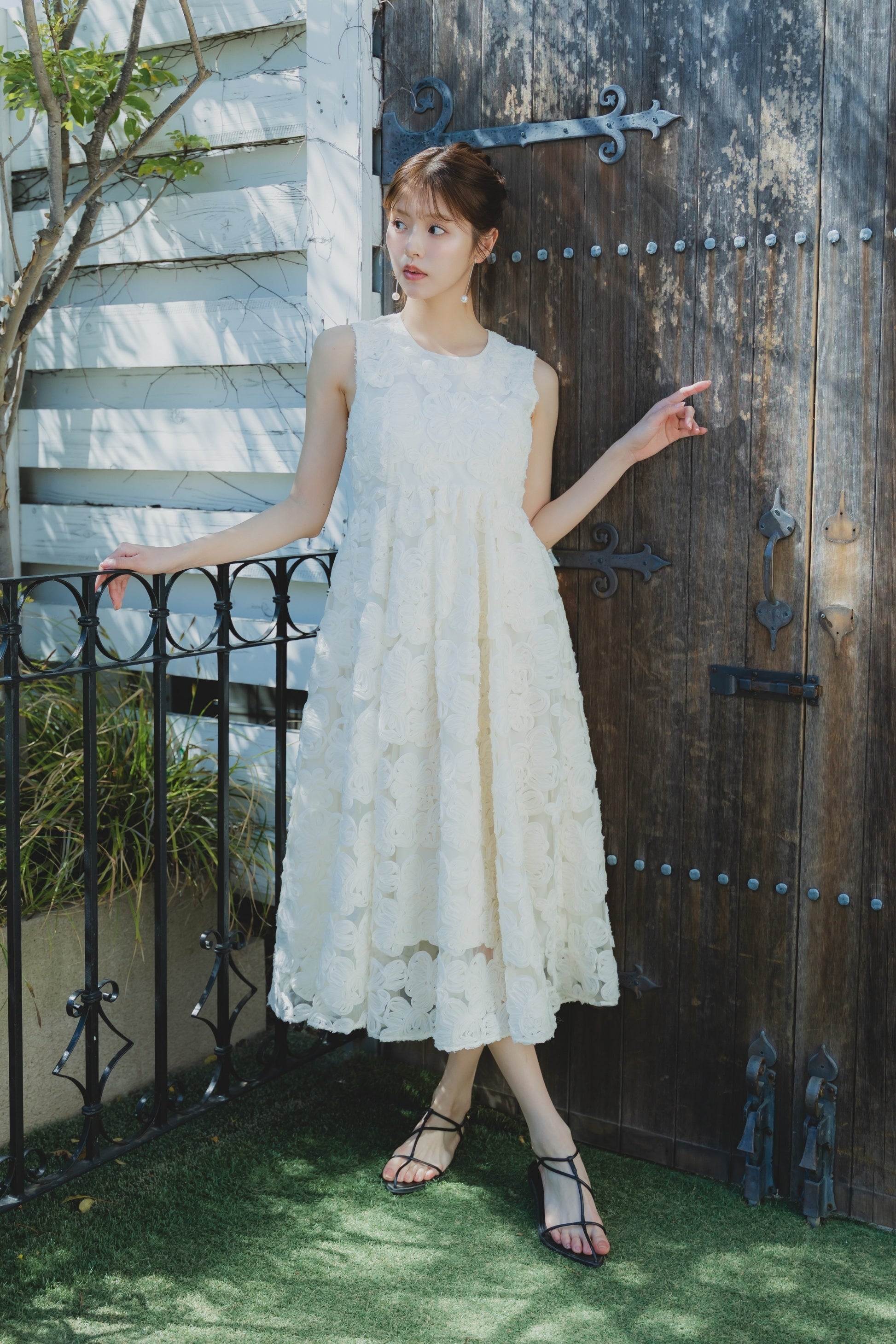 フラワーエンブロイダリーワンピース