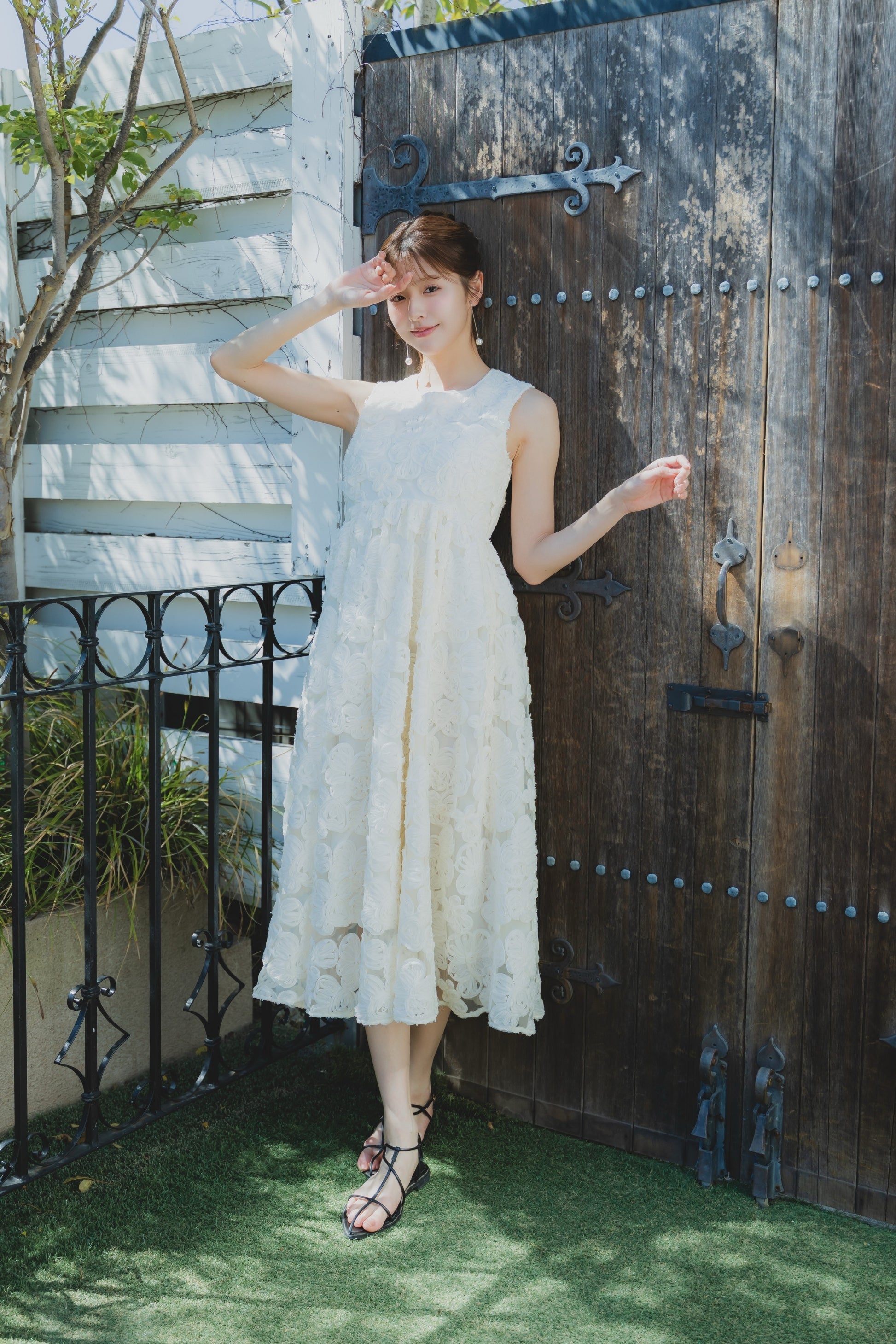 フラワーエンブロイダリーワンピース