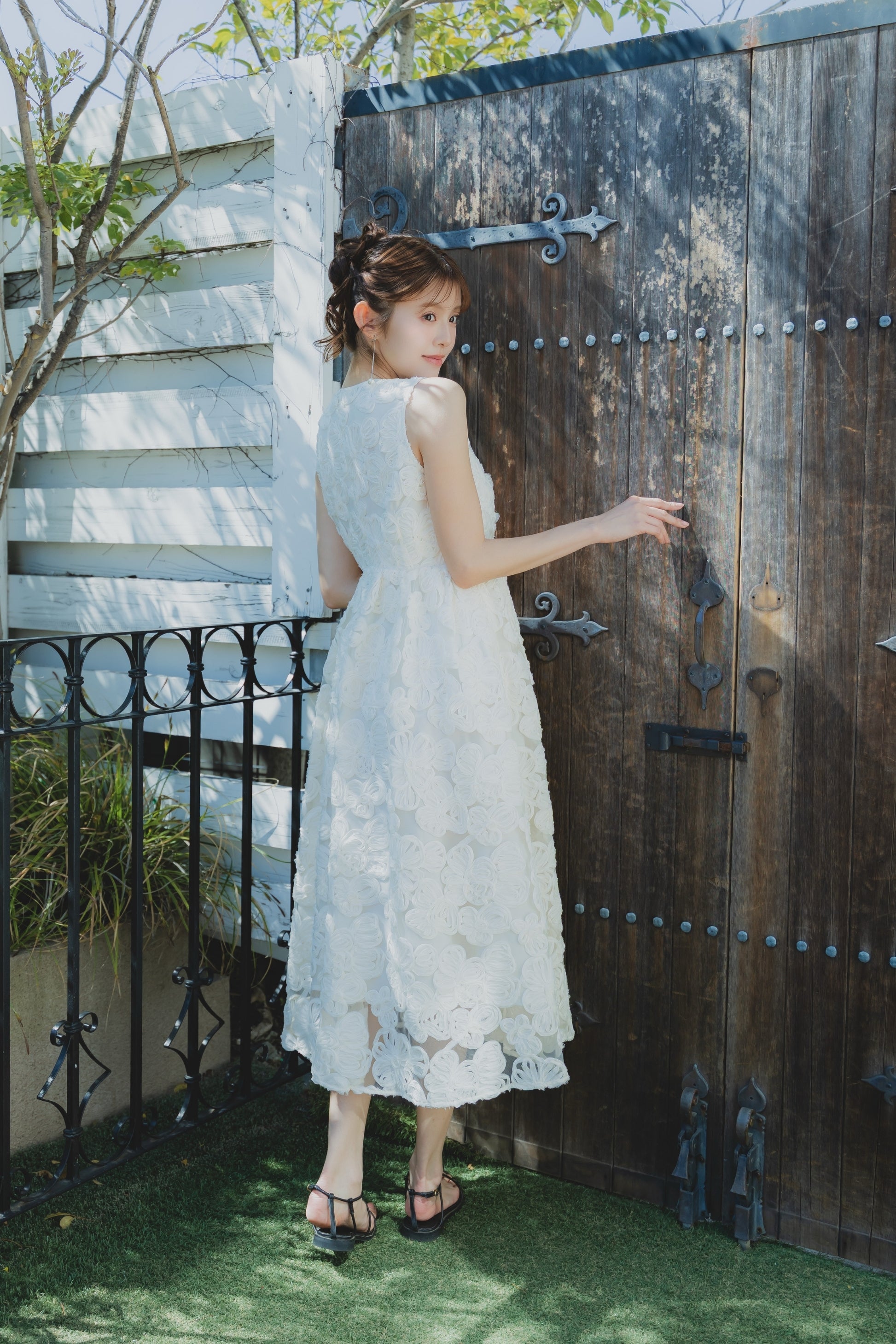 フラワーエンブロイダリーワンピース