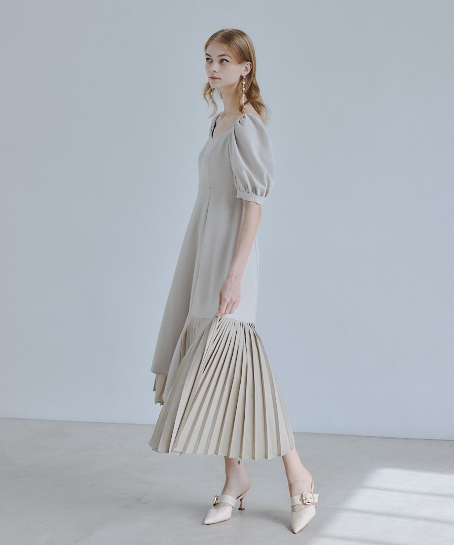 Pleats docking dress【Light beige】
