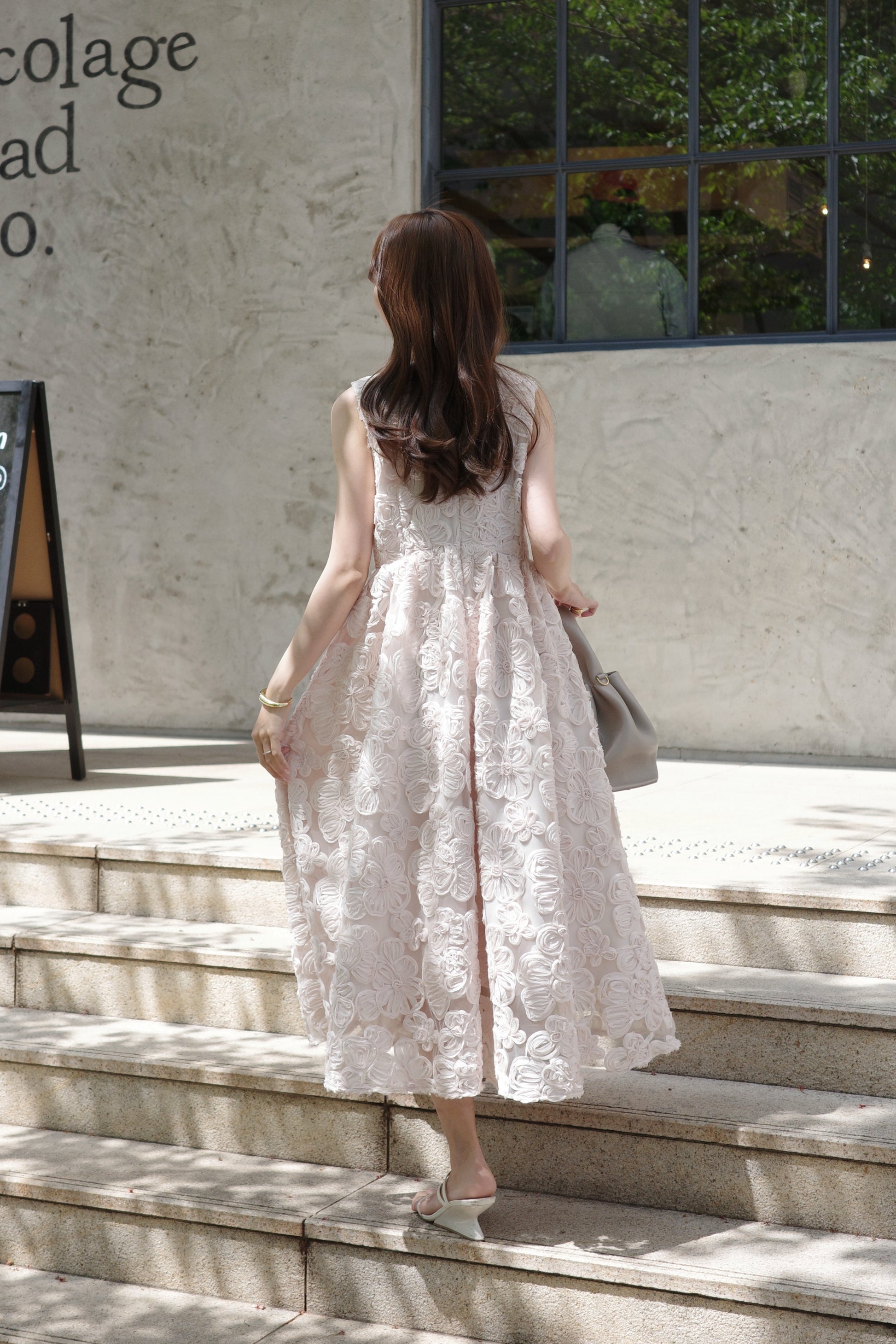 フラワーエンブロイダリーワンピース