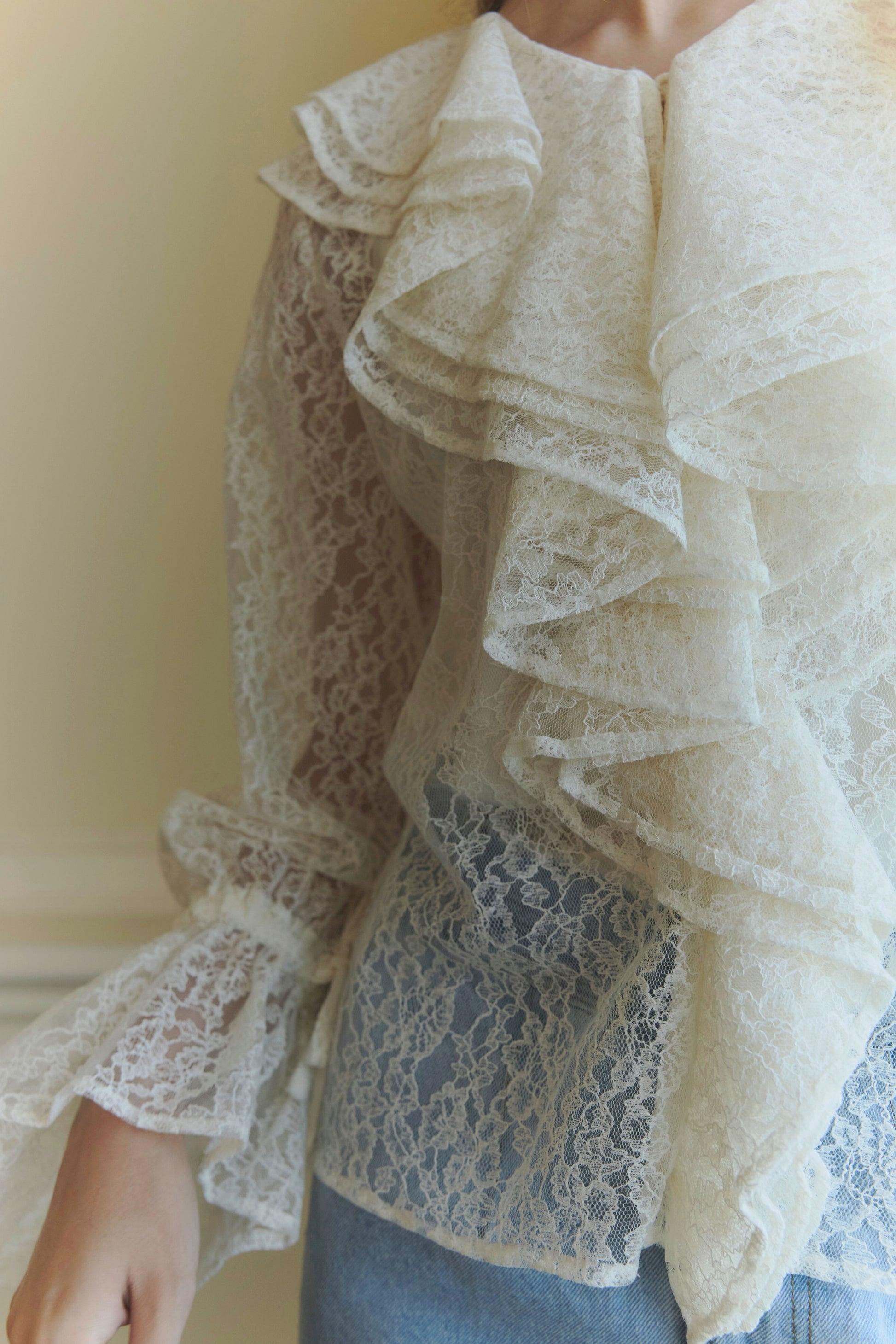 【SALE】Scalloped lace blouse