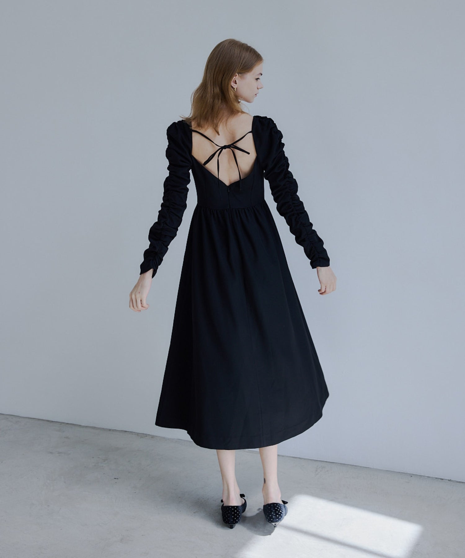 Cup-in back open gather dress【Black】