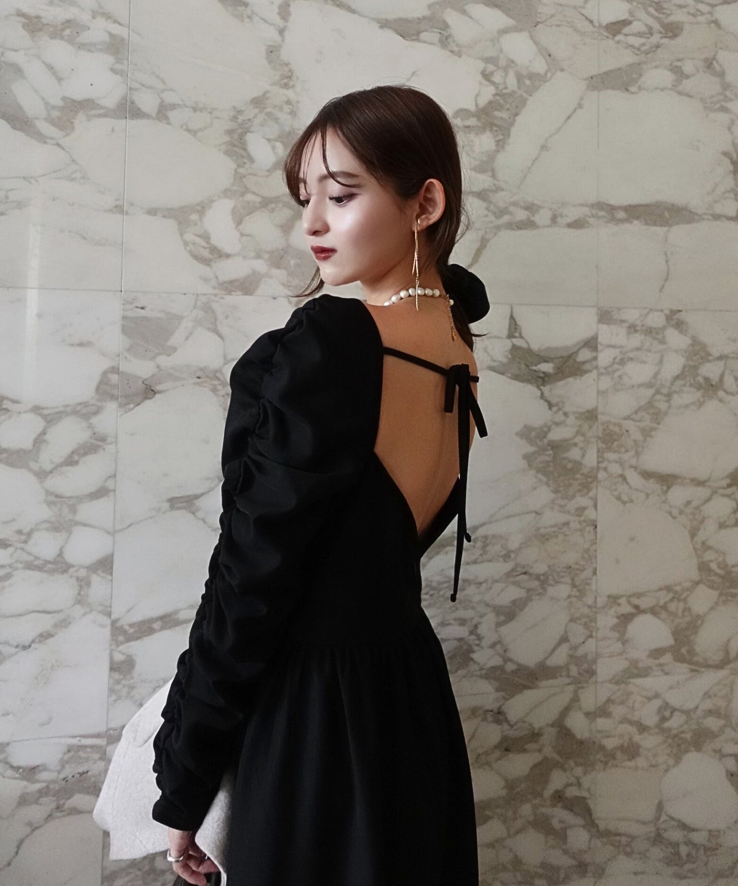 Cup-in back open gather dress【Black】
