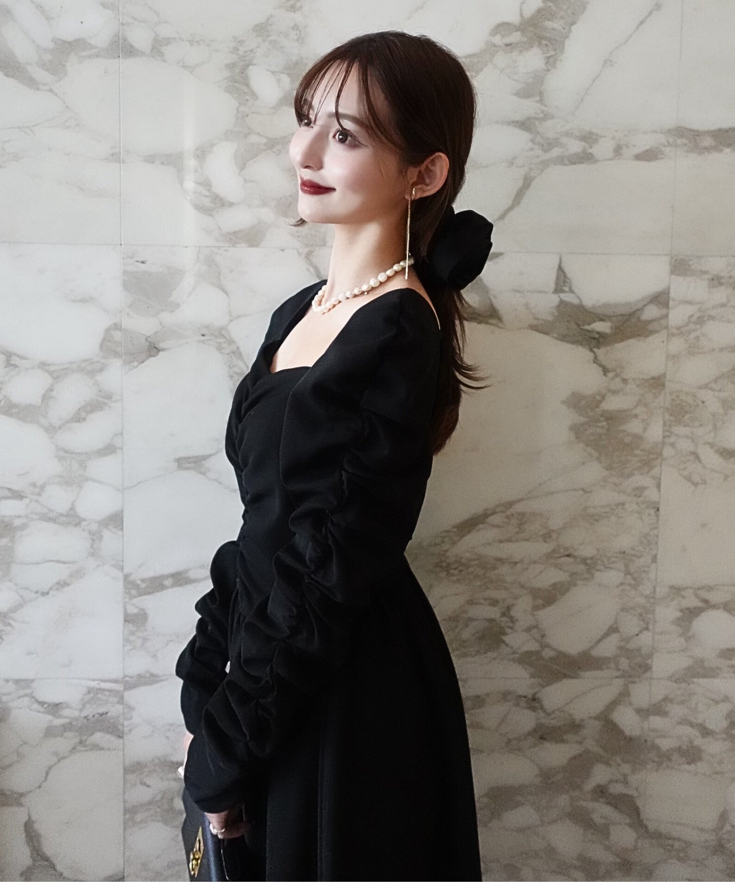 Cup-in back open gather dress【Black】