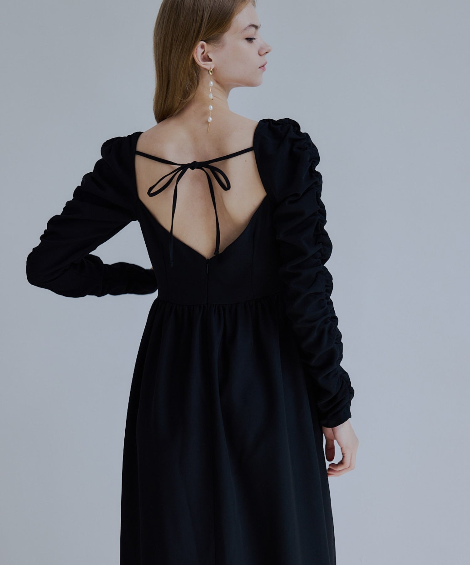 Cup-in back open gather dress【Black】