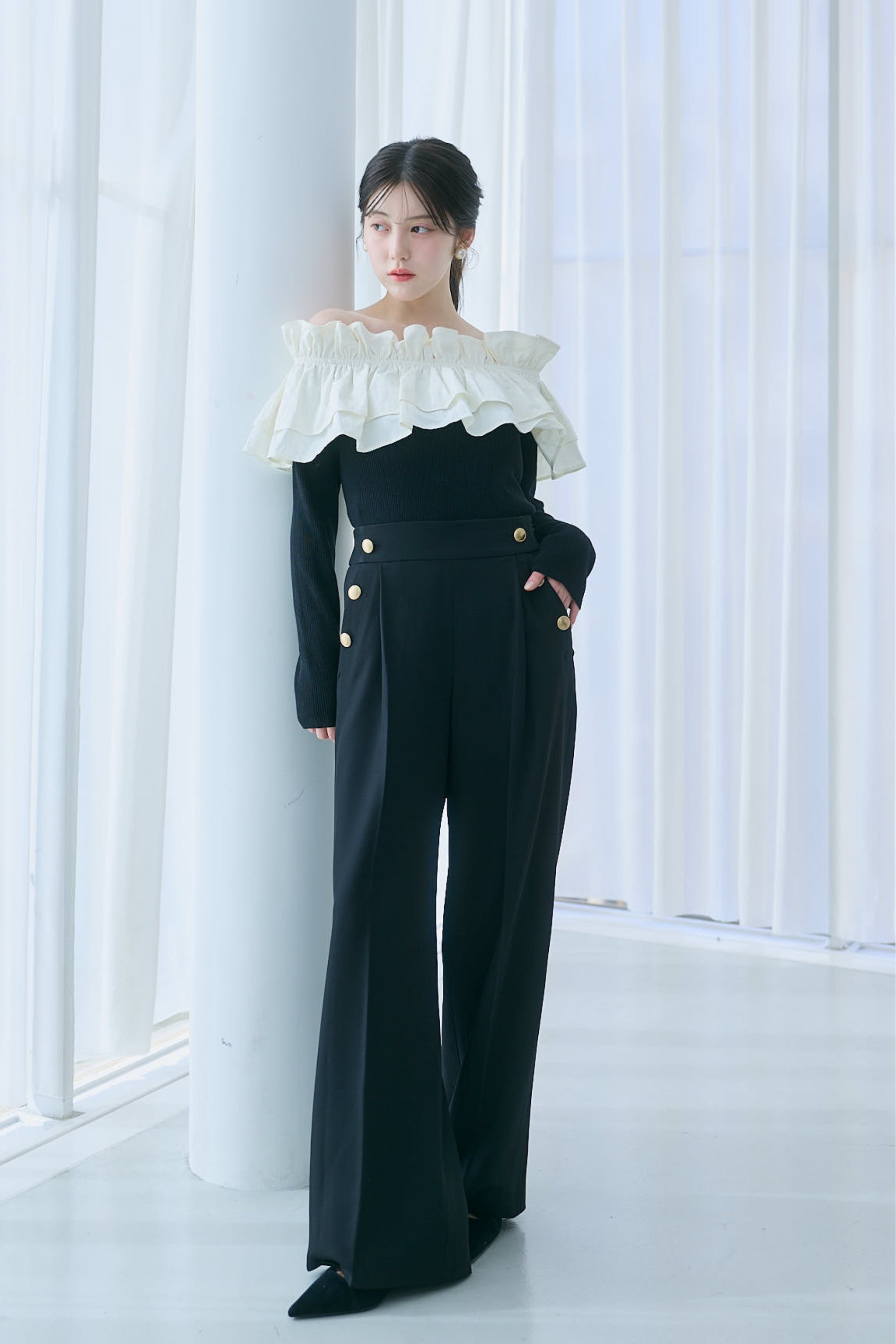 オフショルフリルニット