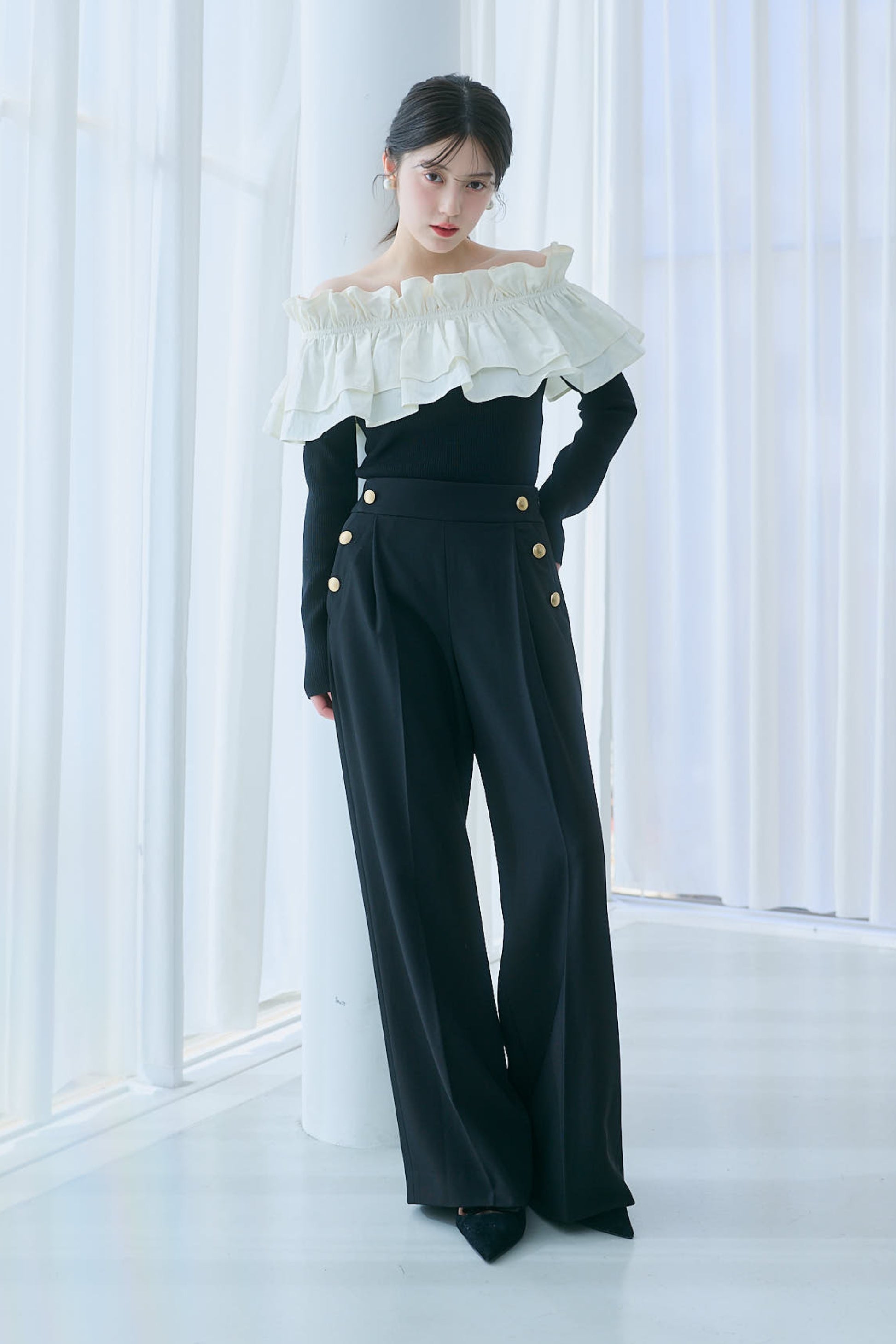 オフショルフリルニット