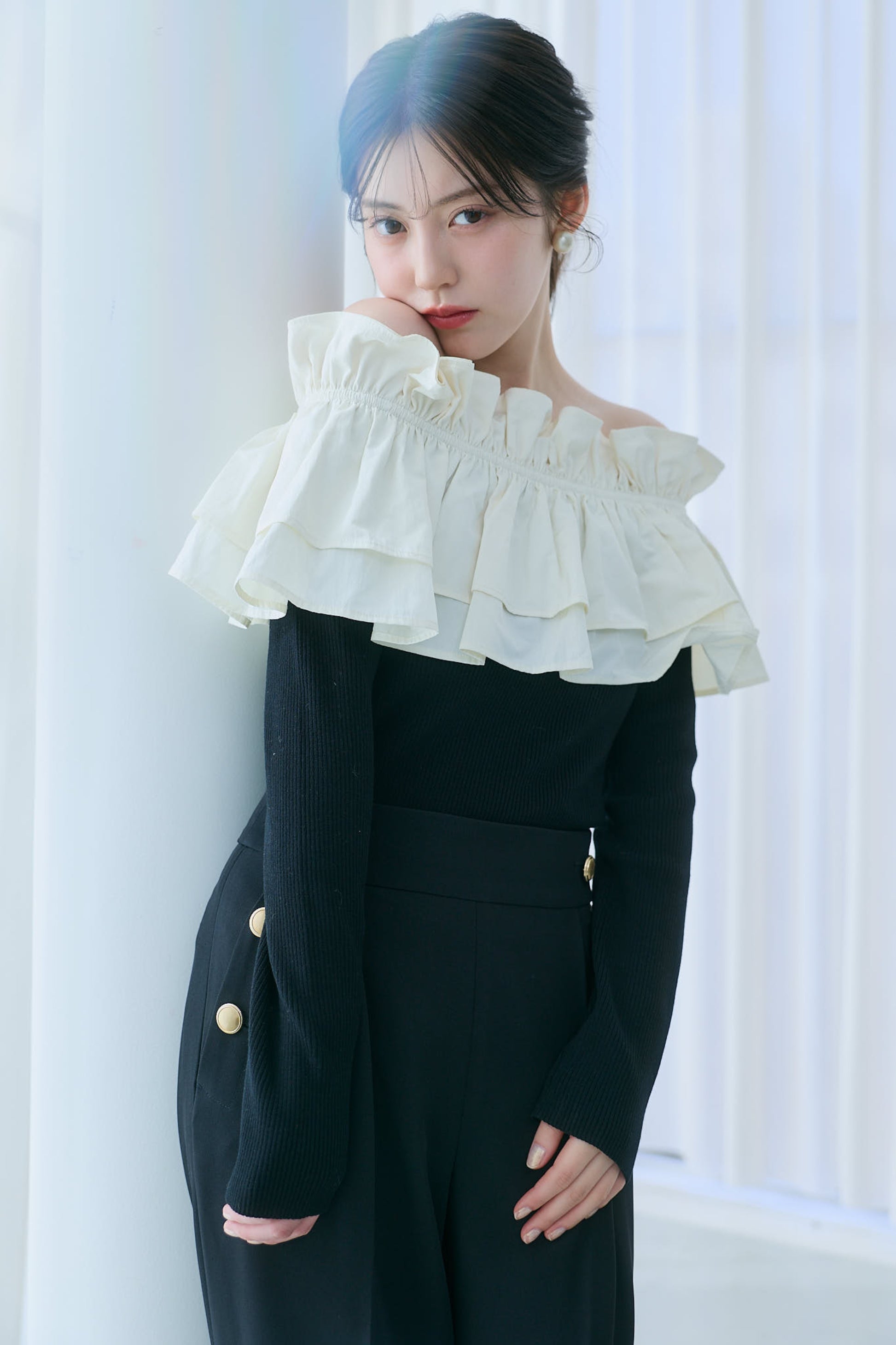 オフショルフリルニット