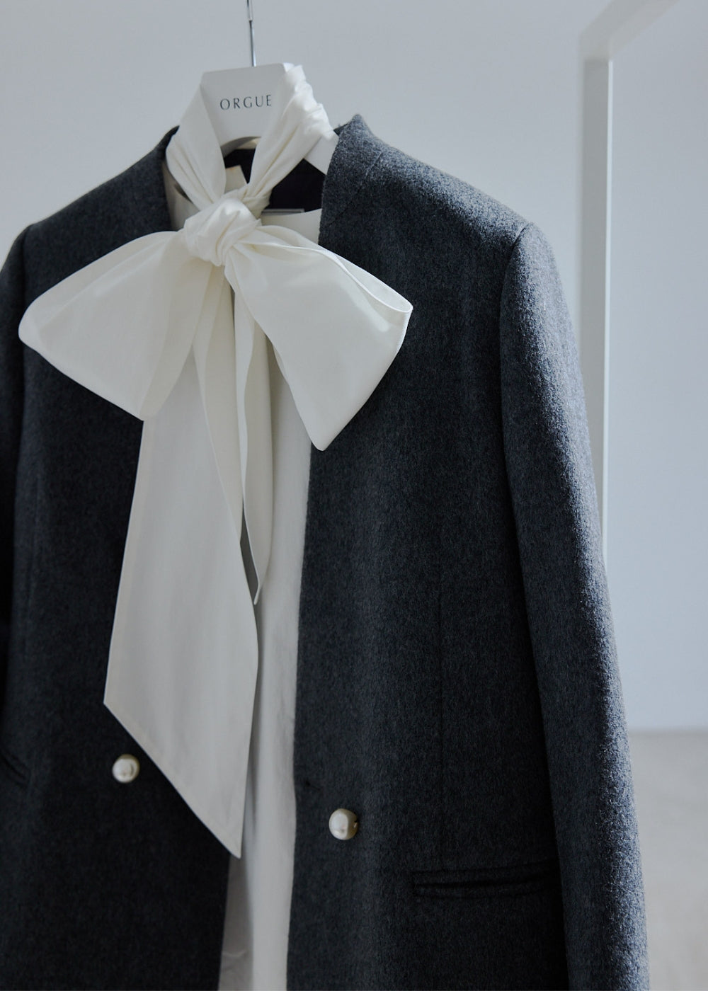 Big ribbon blouse【White】