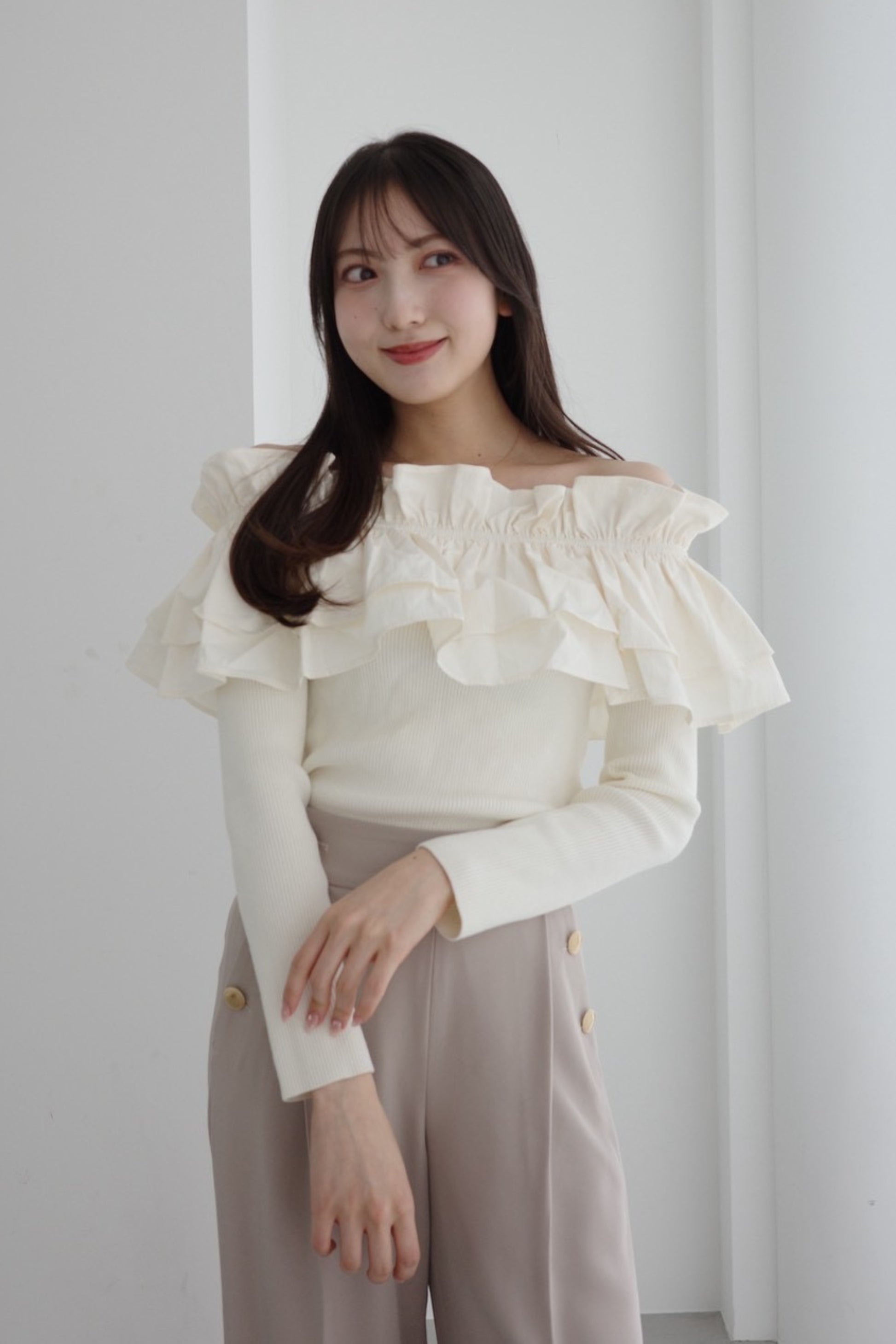 オフショルフリルニット