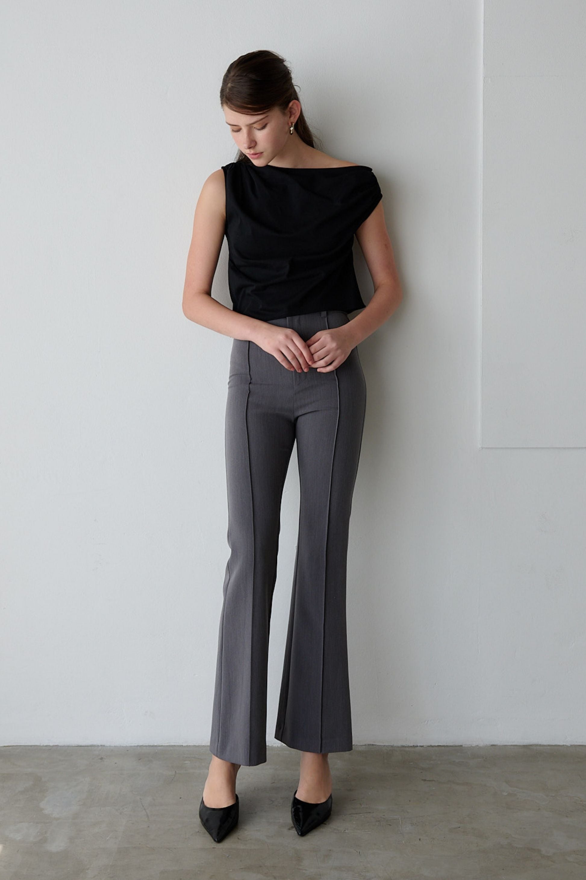 Pin tuck slim flare pants (gray)