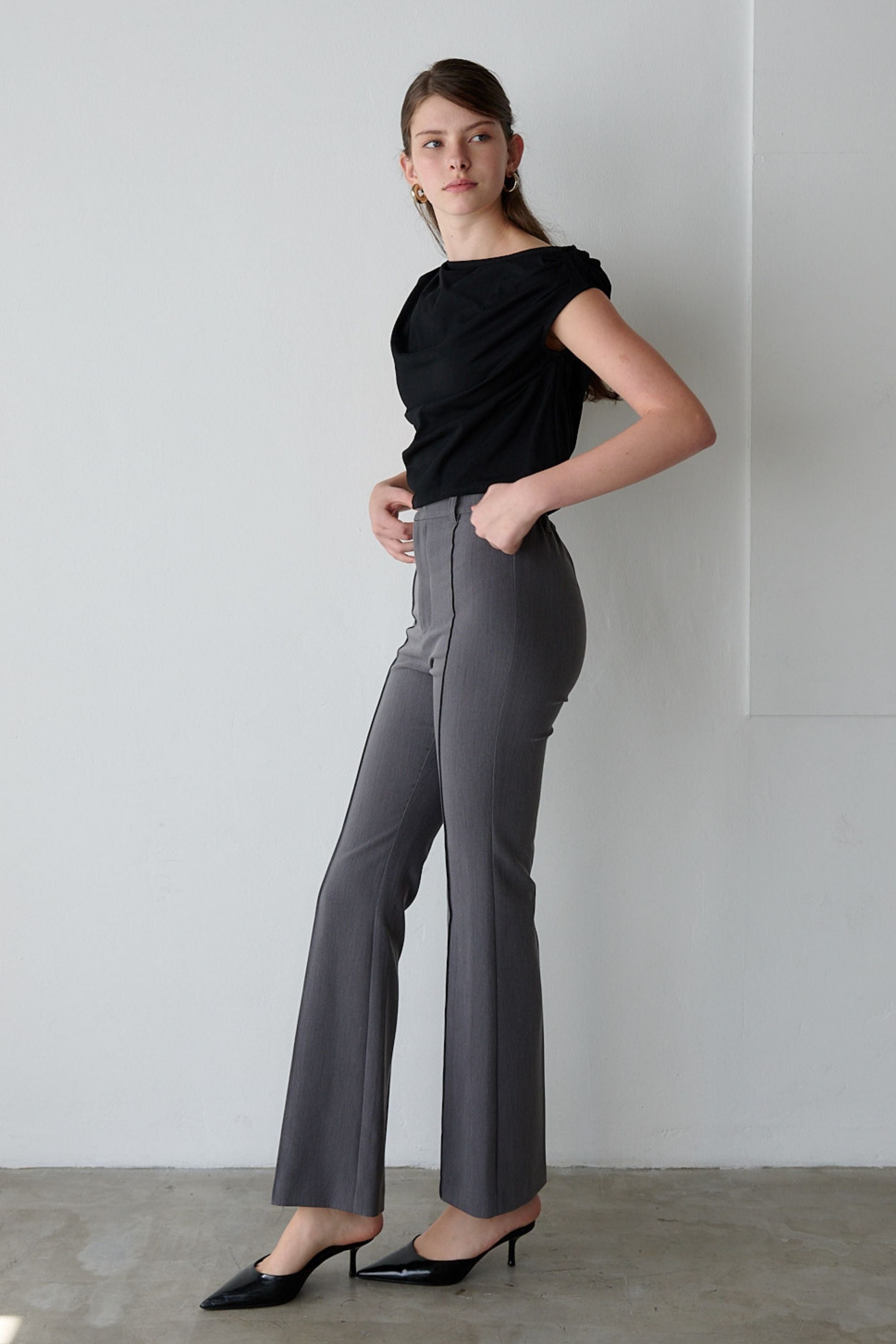 Pin tuck slim flare pants (gray)