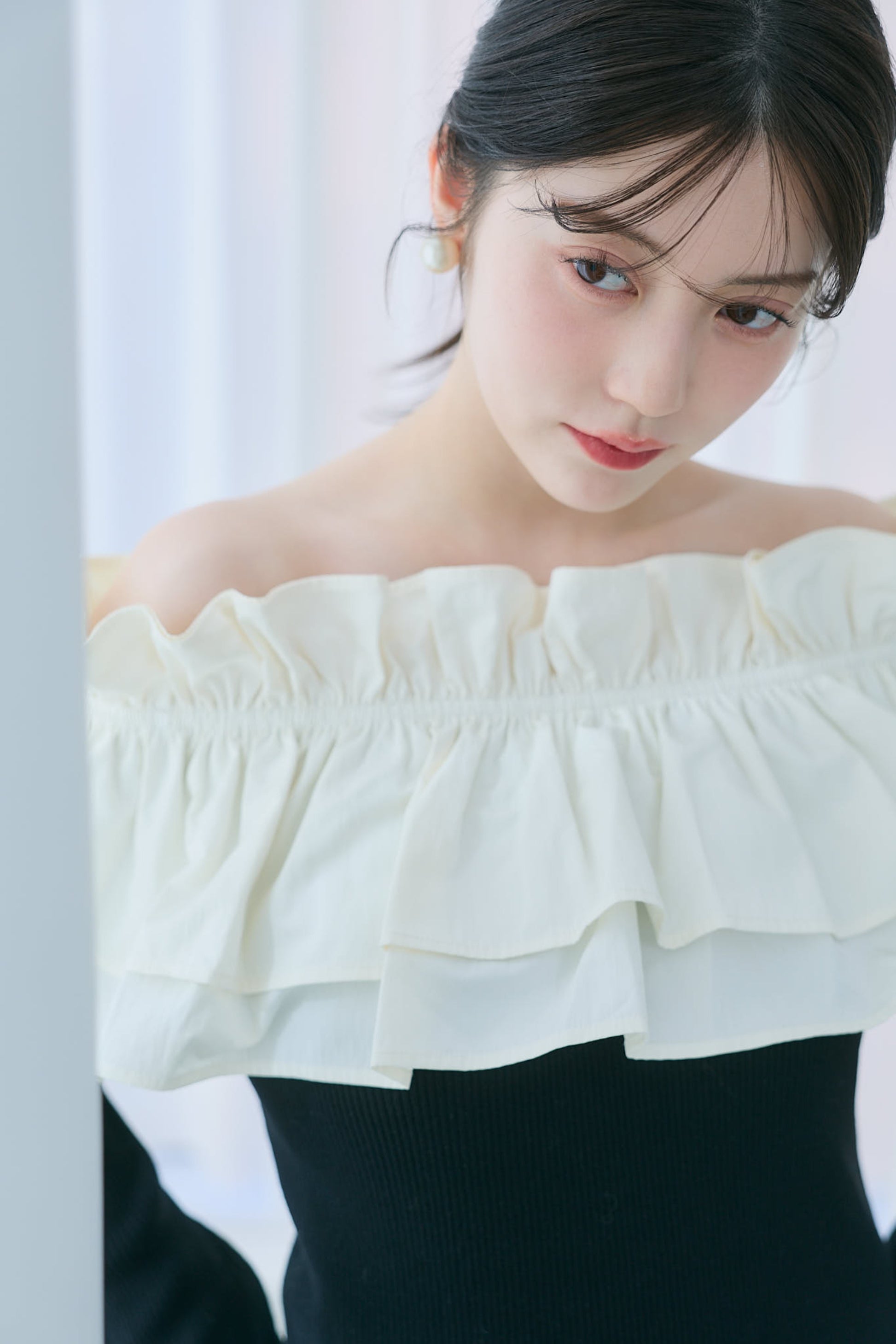 オフショルフリルニット