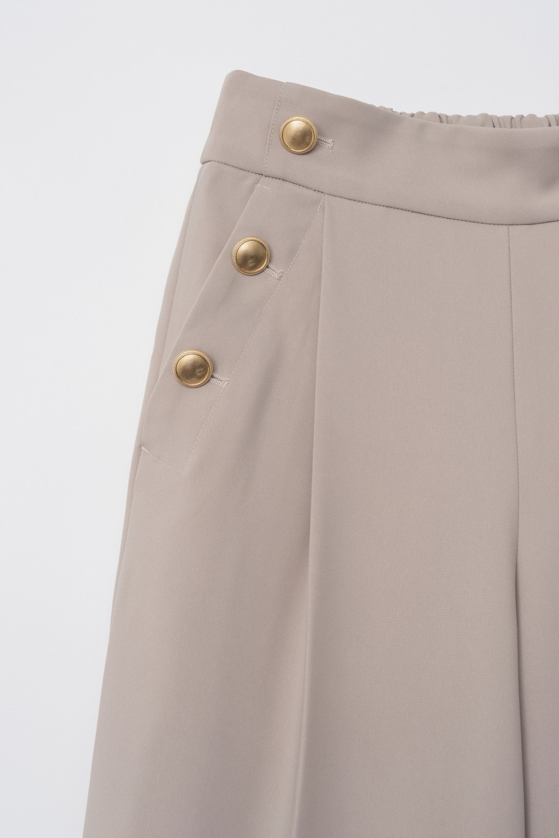 ゴールドボタンパンツ